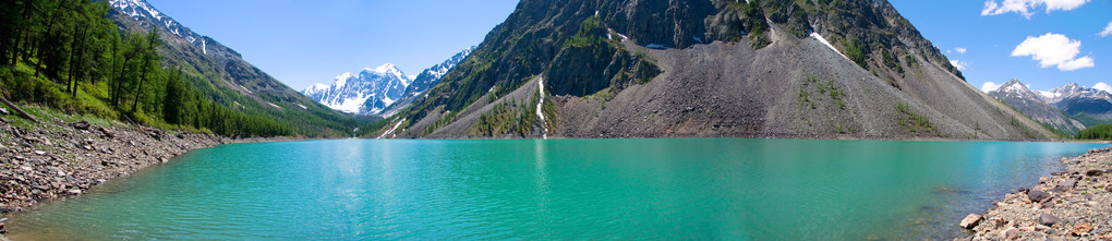 以高山为背景的山地湖泊