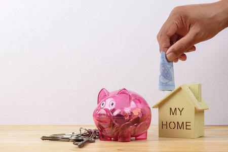 小猪银行, 小房子和一捆房子钥匙。房子储蓄概念