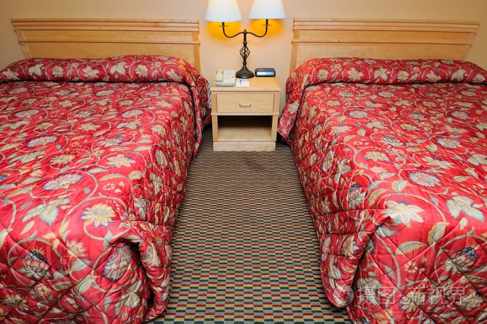 客房提供双人红色床