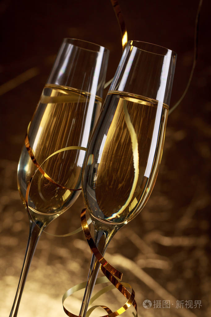 两个带着香槟的酒杯