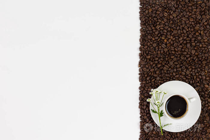 咖啡豆和花在白色背景.带空格的顶部视图