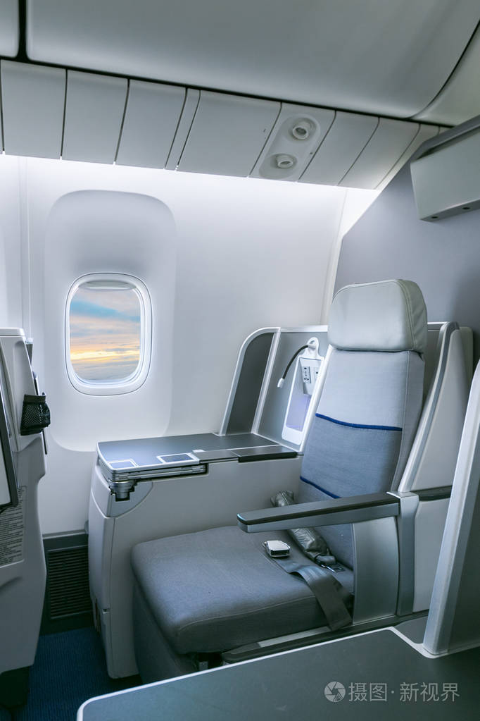 空座位和飞机内部的窗口