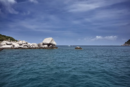 泰国, Koh 南 南岛, 船和岛上的岩石海岸线