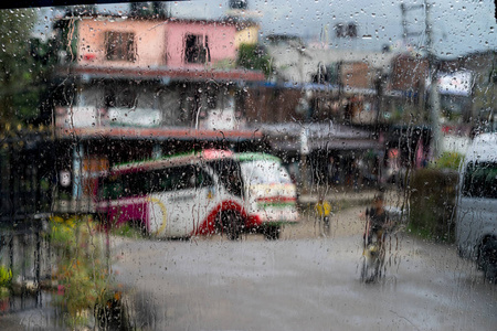 模糊的街道场景通过车窗, 在尼泊尔雨降