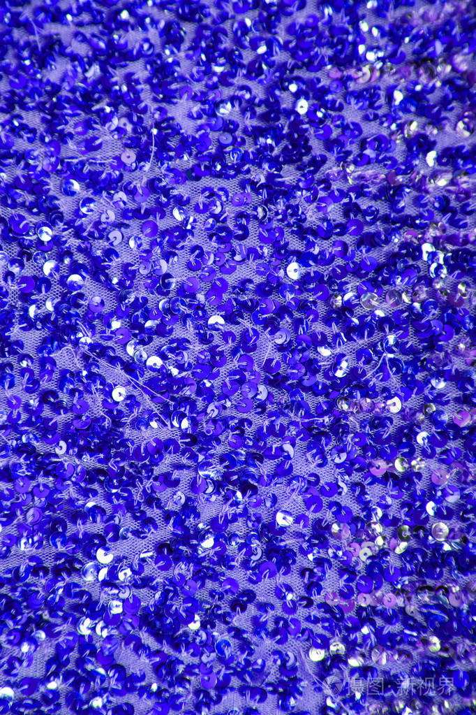 假日抽象蓝色亮片背景与闪烁的灯时尚面料闪光复制空间