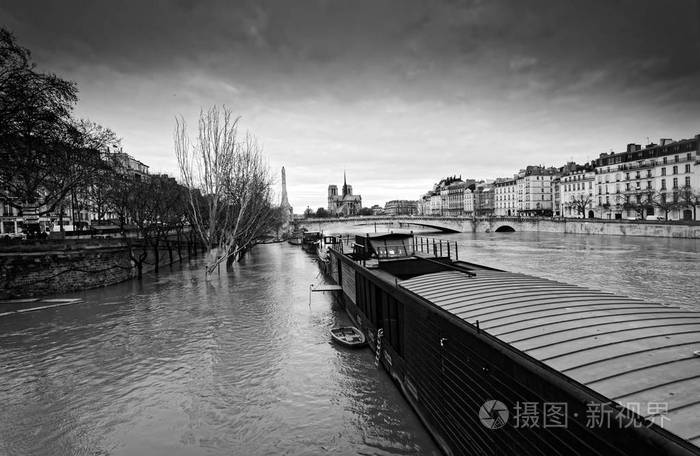 巴黎城市塞纳河 fllood 和圣母大教堂