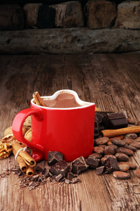 喝杯热巧克力 肉桂棒 坚果和巧克力木桌子上