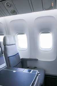 空座位和飞机内部的窗口图片