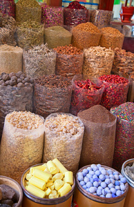 传统阿拉伯露天市场的多彩香料