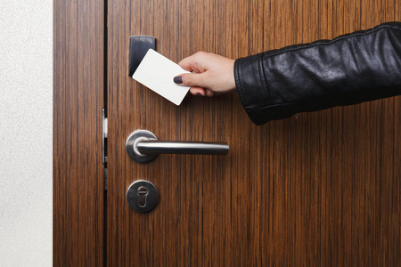 电子门锁中的手插钥匙卡照片