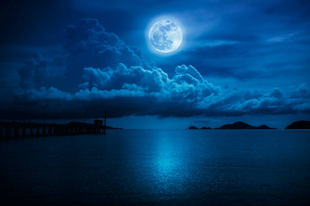 天空的景观与满月的海景到晚上。宁静自然背景