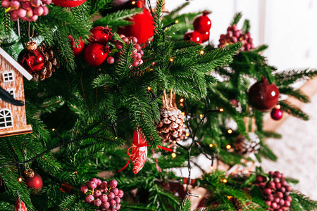 圣诞节的圣诞树在客厅里。美丽的新年装饰经典家居内饰。冬季背景