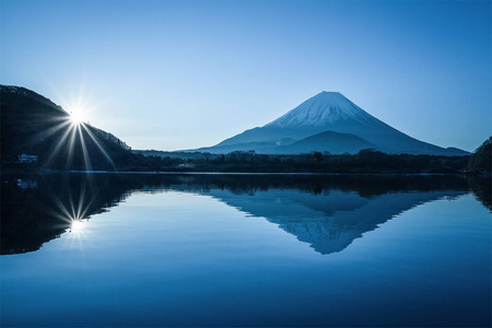 冬季山富士和湖商在早晨的日出。山梨县湖是富士五湖泊之一, 位于富士山附近的南部。