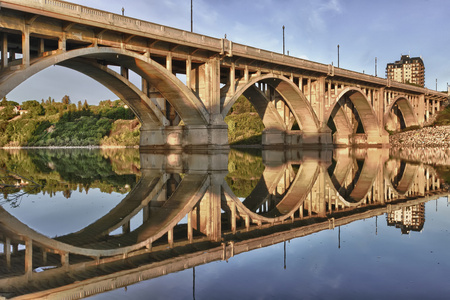 桥在平静的河流中盘旋图片