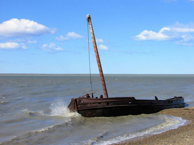 老船入波涛汹涌的海