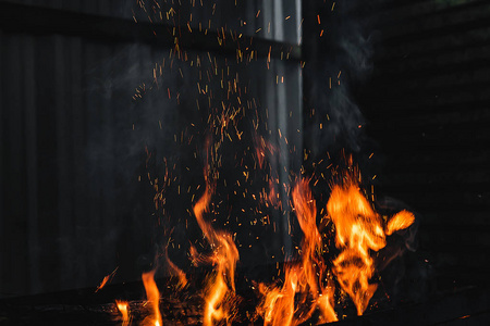 火烧在烤架热的明亮