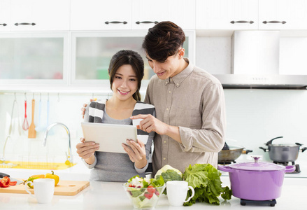 快乐的年轻夫妇在厨房做饭