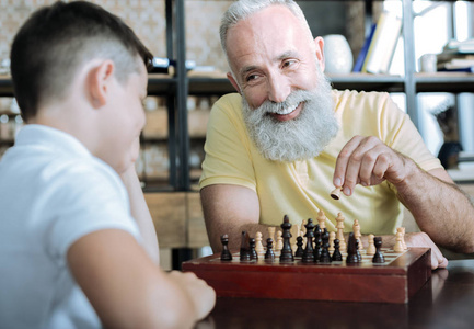 体贴的爷爷教孩子下棋游戏