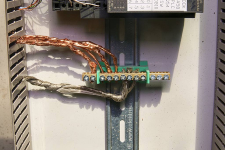 电线。电源盒内的导线连接