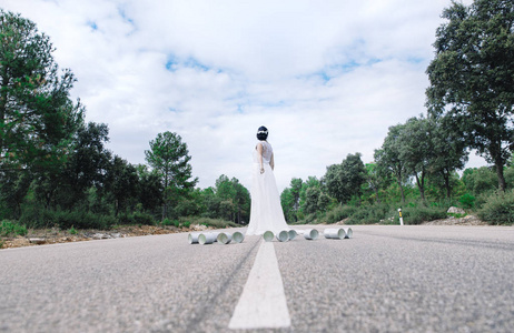 幸福的女人，与金属罐的道路上