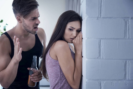 一个男人和女人间的争吵照片