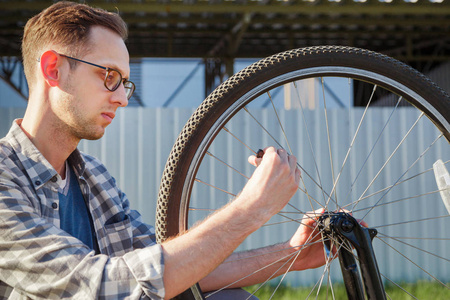 修理工修理自行车的轮子。室外