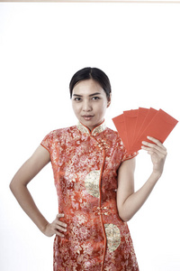 中国女装传统旗袍与金钱挂红包图片