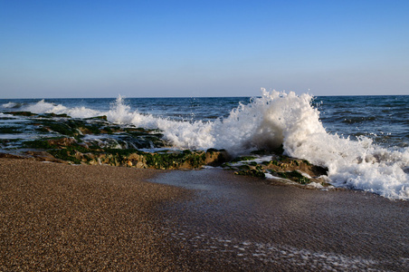 海浪在岩石上破碎