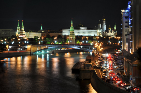 从父权制桥梁到莫斯科克里姆林宫的夜景。 莫莫