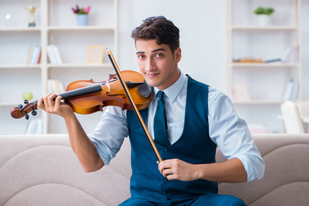年轻的音乐家人练习小提琴在家里
