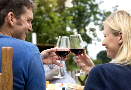 为成功干杯.正式性感女人胡子男人.庆祝活动.恋爱约会.