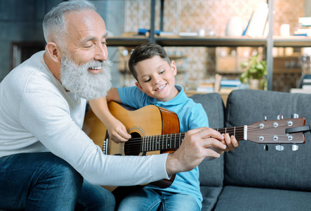 爱爷爷教孩子弹吉他