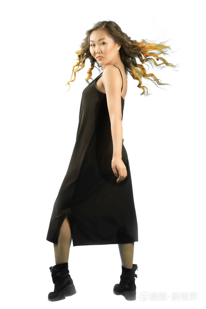 年轻优雅的亚洲妇女站在后面转身forvard看着相机