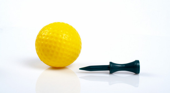 黄色高尔夫球和带反光的绿色球