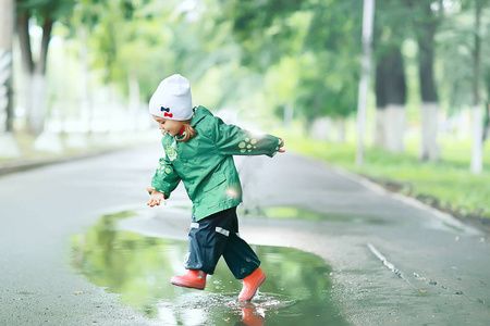 在多雨的公园里的小女孩