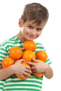 男孩抱着橘子