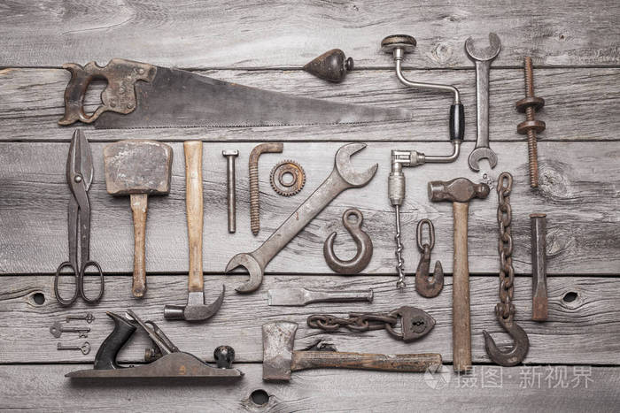 灰色 barnboard 背景下显示的老式工具集