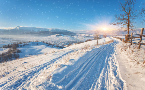 与木栅栏和雪道的冬季国家景观。