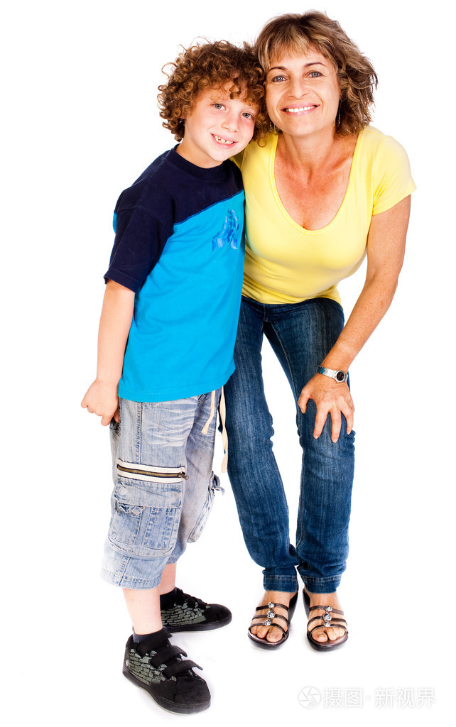 奶奶和孙子互相拥抱