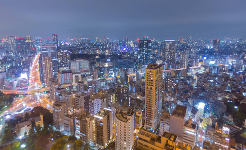 东京城市在晚上。在日本的摩天大楼和建设东京城市在夜间