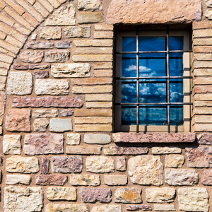 中世纪的城墙窗口