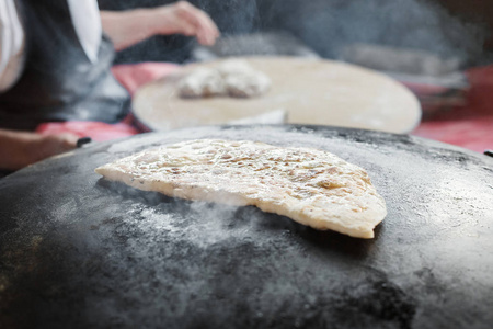 奶奶的厨师厨师土耳其煎饼 Gozleme 在炉子上