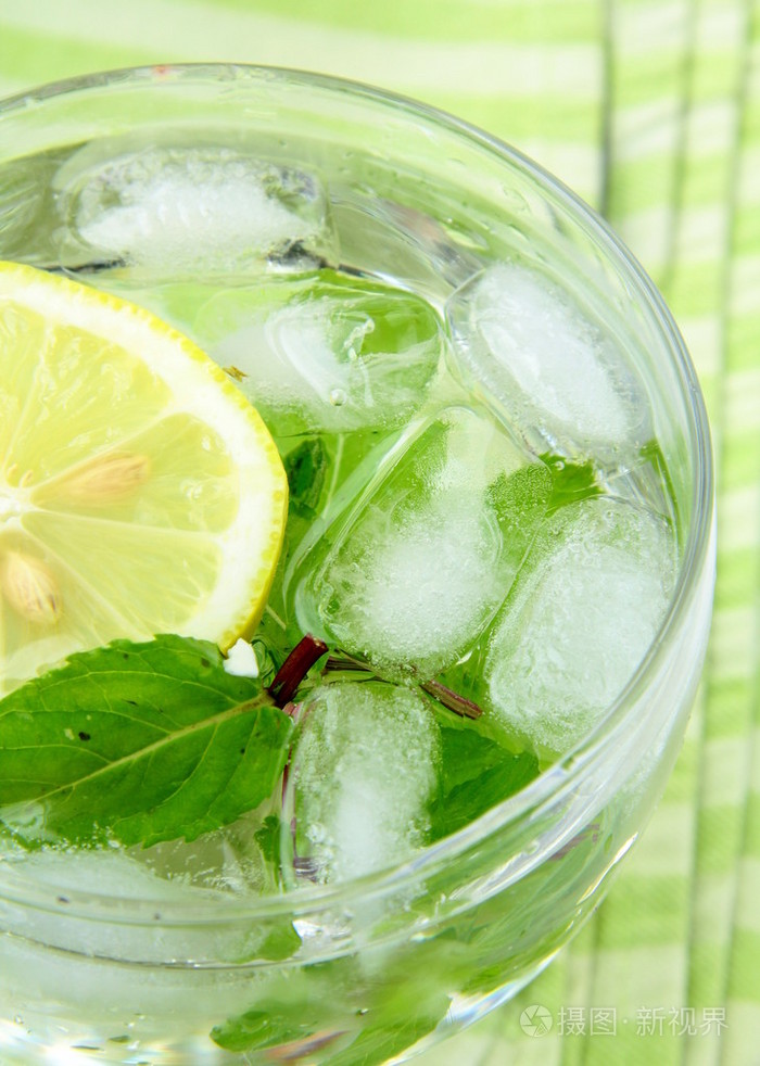 新鲜柠檬柠檬汁加薄荷叶和冰