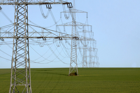 高压柱高压线和线在日落时水力发电站全景的大坝.