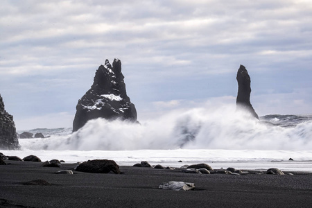 在 Reynisfjara 火山海滩暴风雨天气