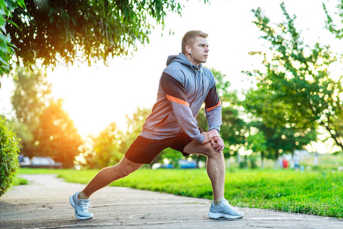生活方式的运动员.生活方式是一种健康的形象.在公园的夏天