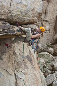 攀岩者紧贴着陡峭的悬崖。