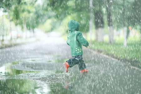 在多雨的公园里的小女孩