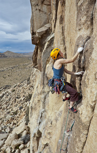 女攀岩者紧贴悬崖。