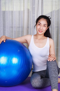妇女做瑜伽锻炼与健身球